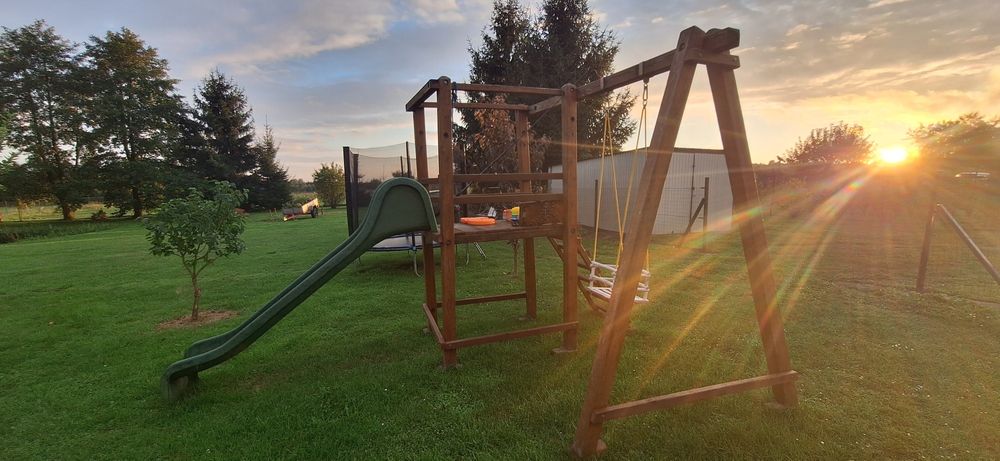 Plac zabaw . Zjeżdżalnia,  domek