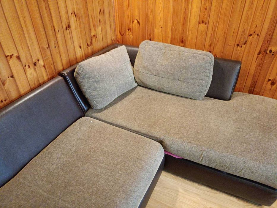 narożnik w szarym kolorze z funkcją spania