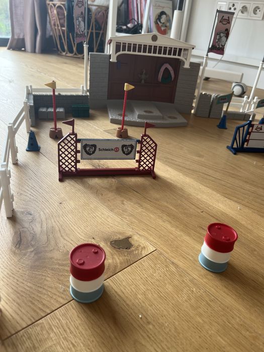 Schleich turniej jeździecki i auto z przyczepą