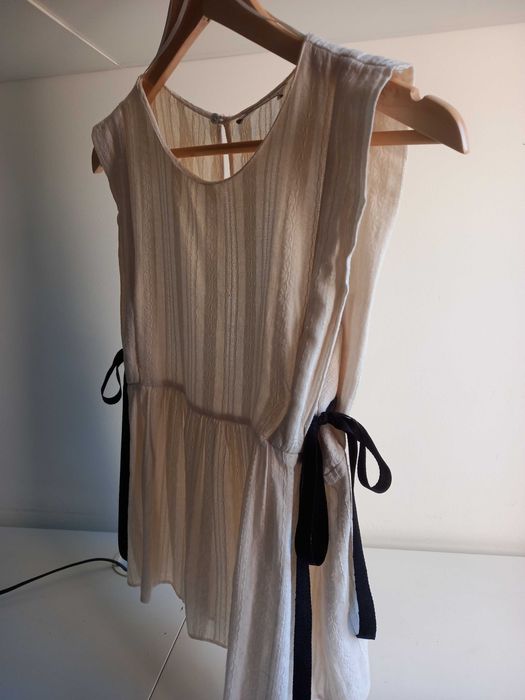 Camisola Zara TRF cor pérola com laços pretos de enfeite.