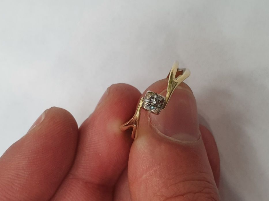 Ciekawy złoty pierścionek/ 750/ 3.49 gram/ DIA 0.15CT/ Wycena/ R17