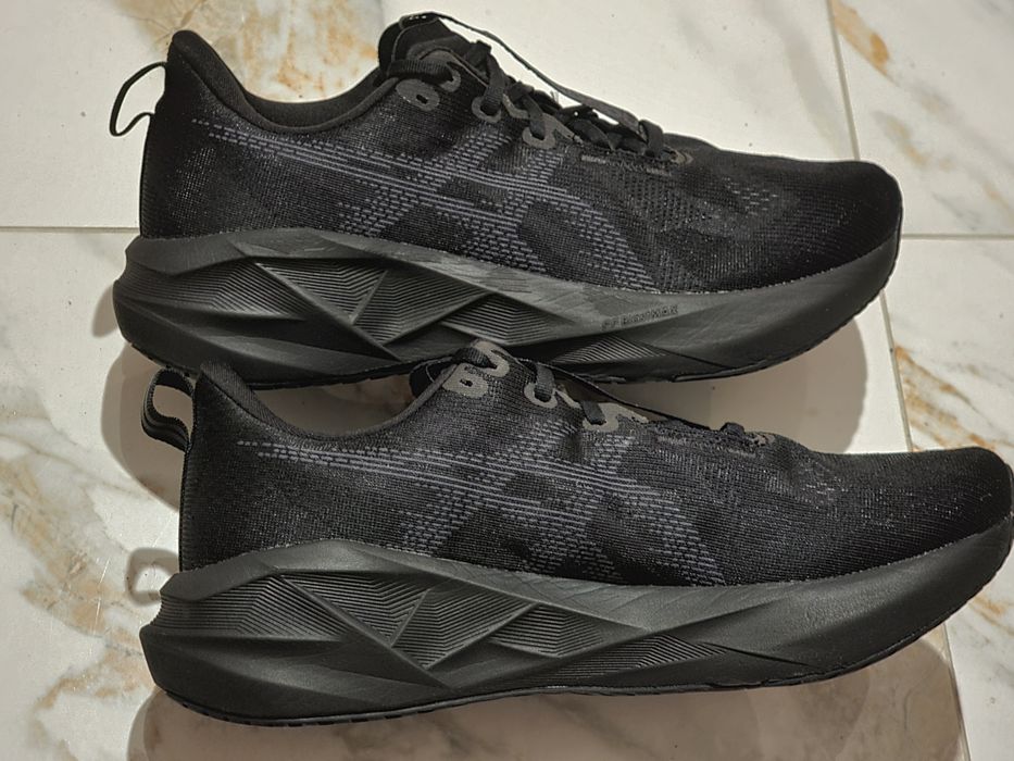 Оригінал 100% чоловічі кросівки asics novablast 5  eur 45