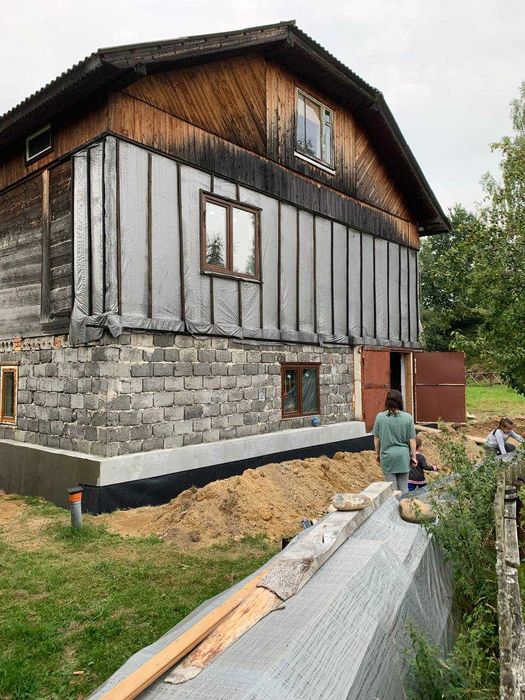 Будинок біля гір