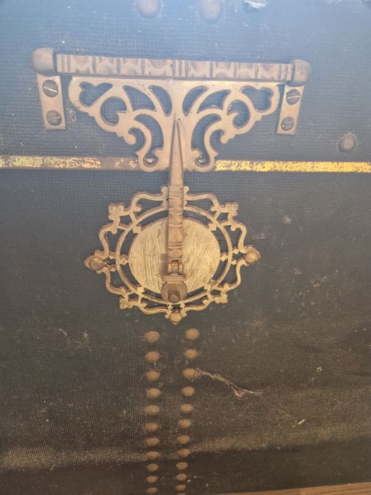 Baú em pele e madeira