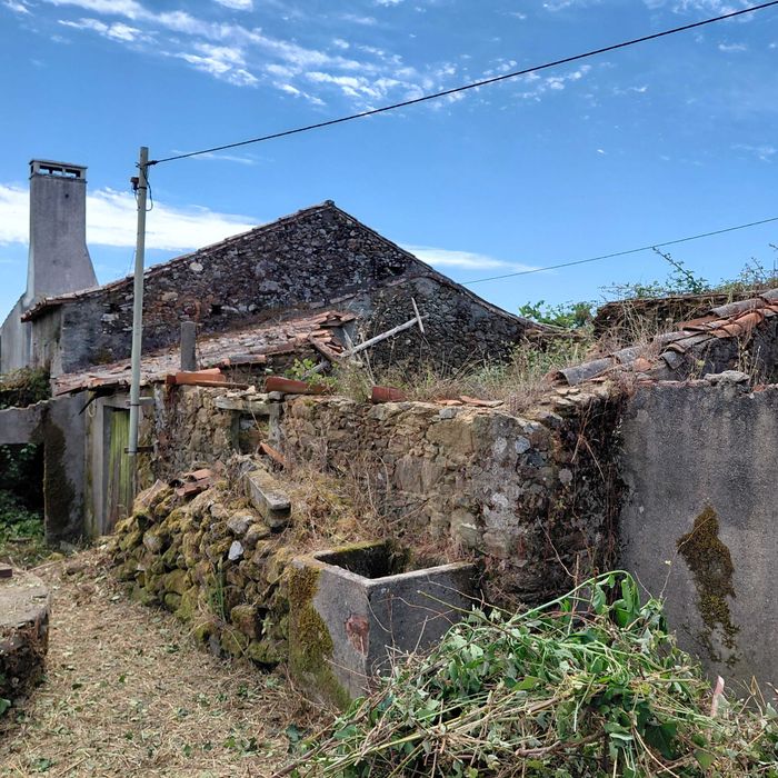 Terreno com casa ruinas. Arega