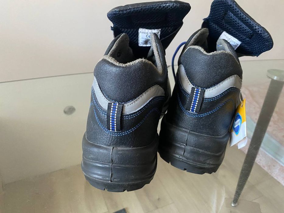 Нові робочі ботінки