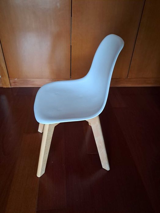 Conjunto de mesa e cadeiras de criança