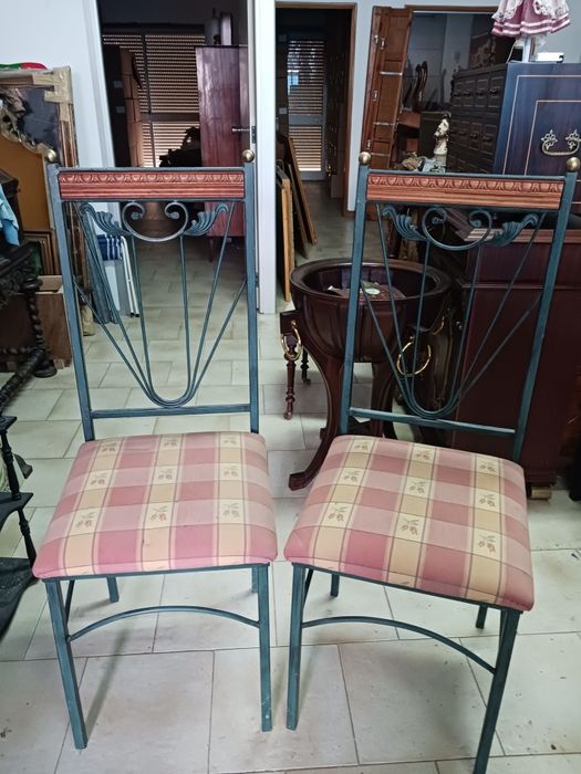 Duas belas cadeiras em ferro