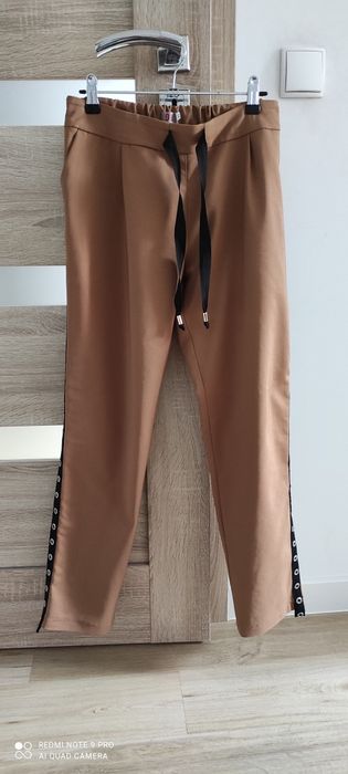 Spodnie karmelowe z lampasem