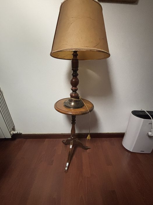 Mesa e candeeiro