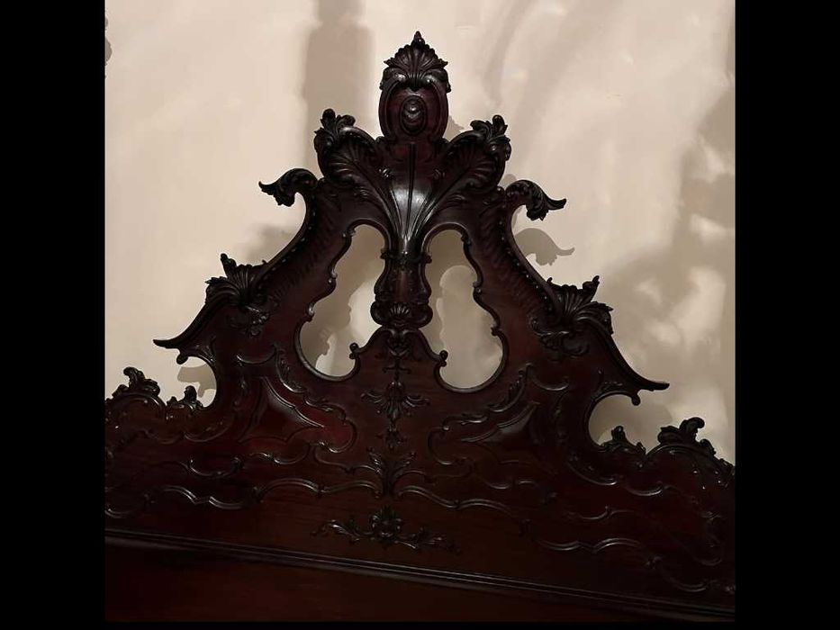 Cama de casal antiga/vintage de madeira escura