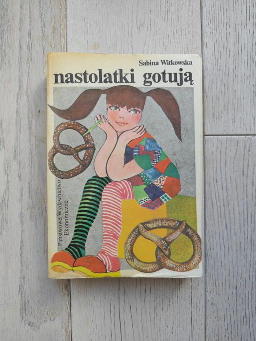 Książka kucharska Nastolatki gotują 1982