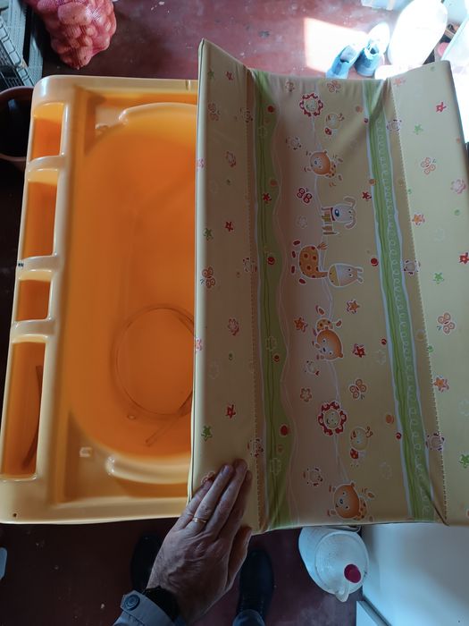 Vendo troca fraldas e banheira para bebé