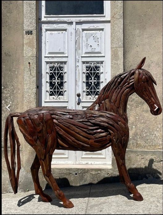 Escultura cavalo em madeira