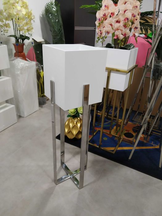 Floreiras decorativas em inox e lacadas entre outros artigos