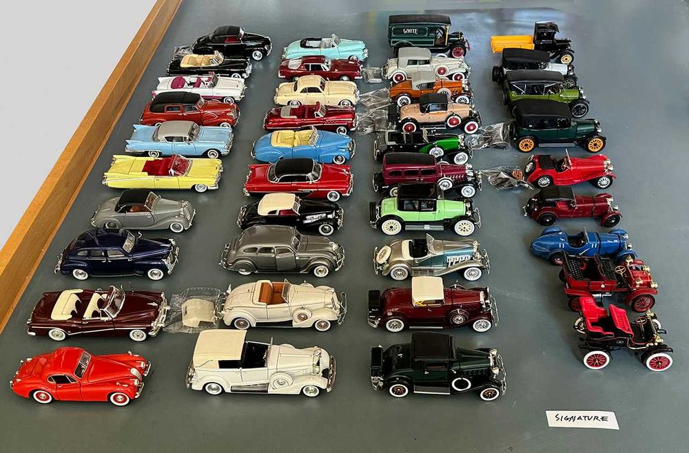 Signature. Colecção completa de 39 veículos. Escala 1/32.