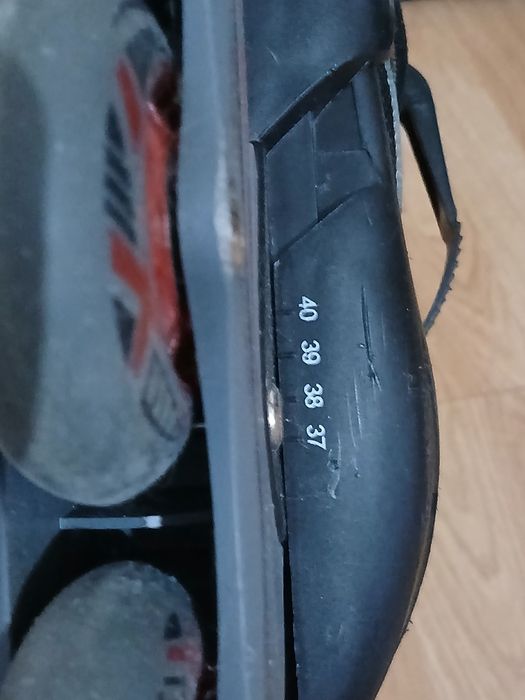Patins em linha excelente estado do n.37 ao n.40 mais capacete.

Negóc