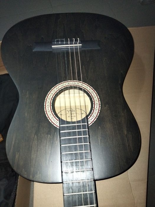 Guitarra preta com veios da madeira