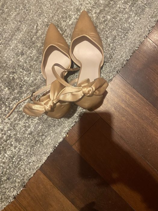 Sapato cetim bege tamanho 40