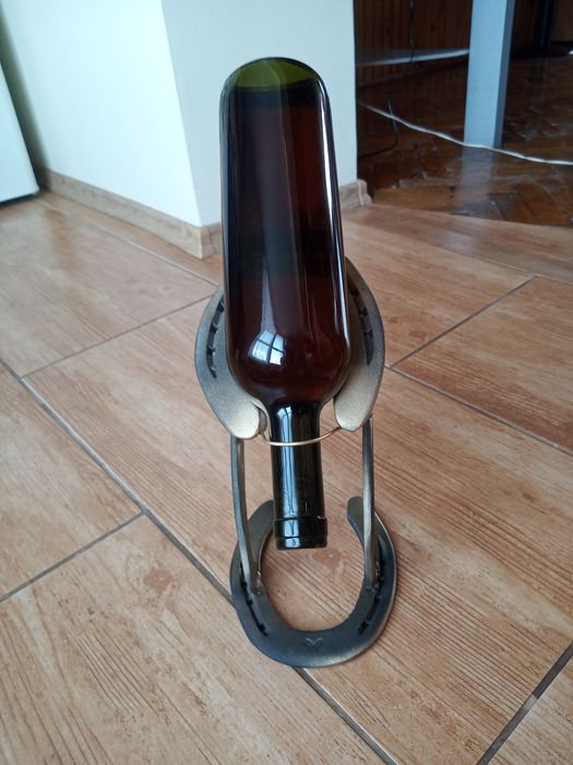 Stojak na wino prezent podkowy końskie