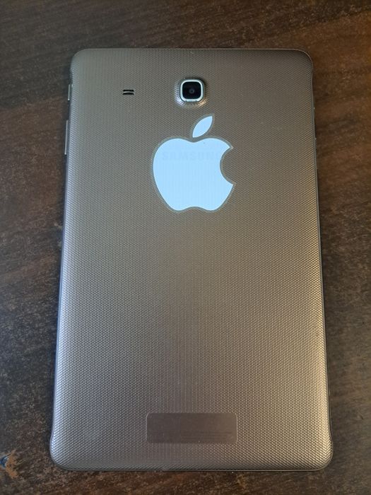 Планшет  Samsung SM-T561