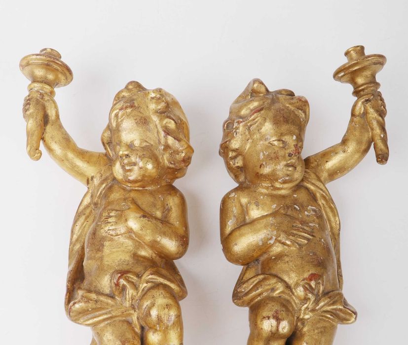 Par de esculturas. Anjos ou Querubins candelabros em suspensão