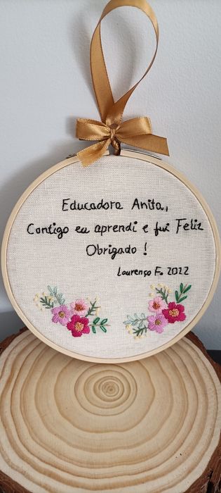 Bastidor bordado à mão alusivo aos professores/educadores/auxiliares