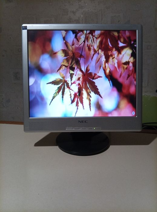 Монитор NEC 700p с колонками и кабелями