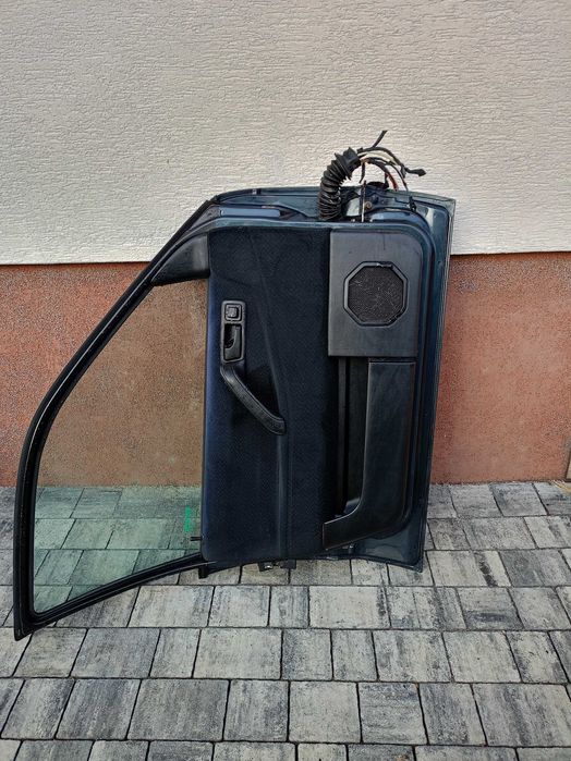 Przednie drzwi VW Passat B3 sedan kompletne, proste, zdrowe, elektryczne szyby i lusterka.