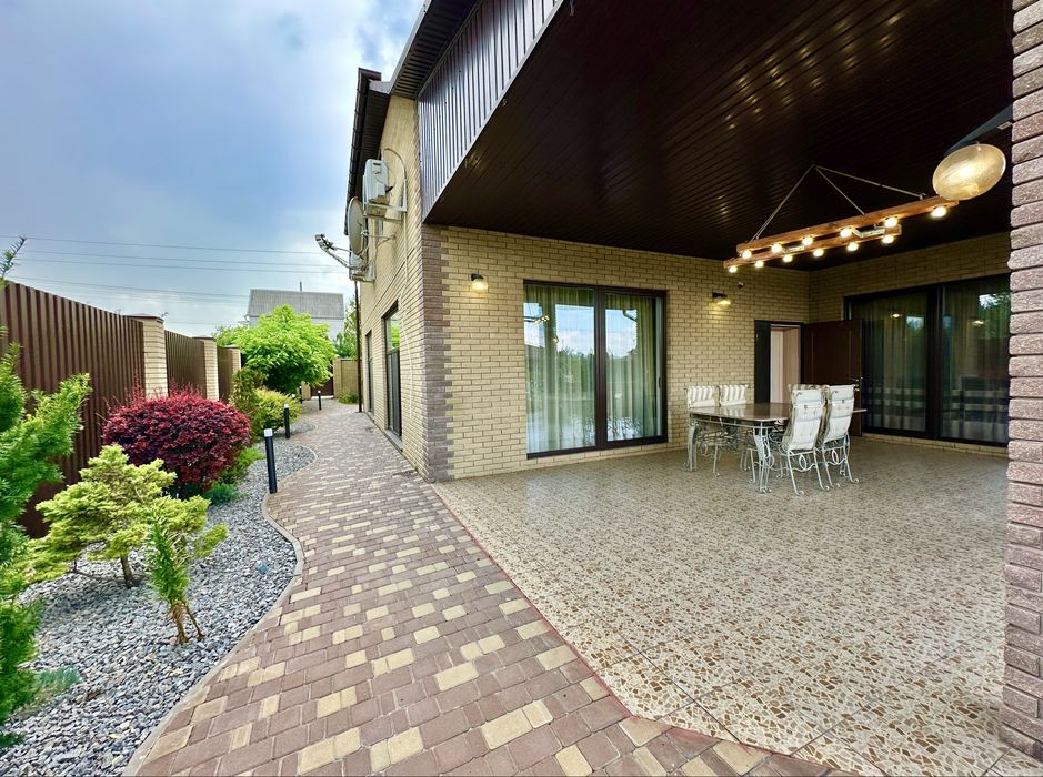 Продам добротный 2-х эт. дом 285 м2 в Обуховке, озеро Попасное, лес