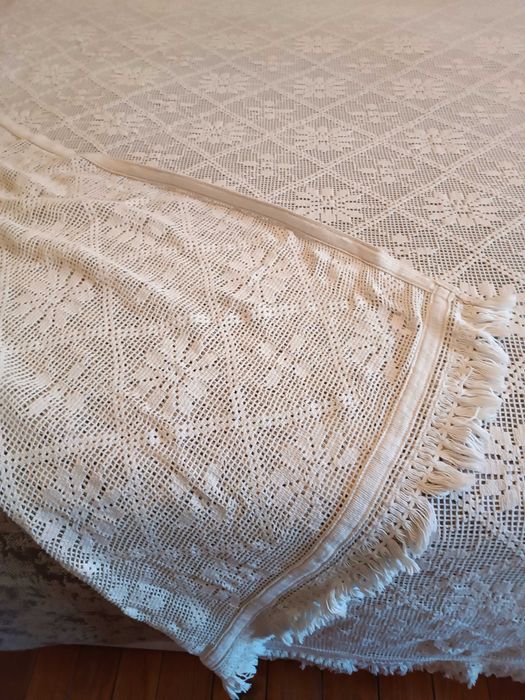 Colcha em renda para cama de casal.