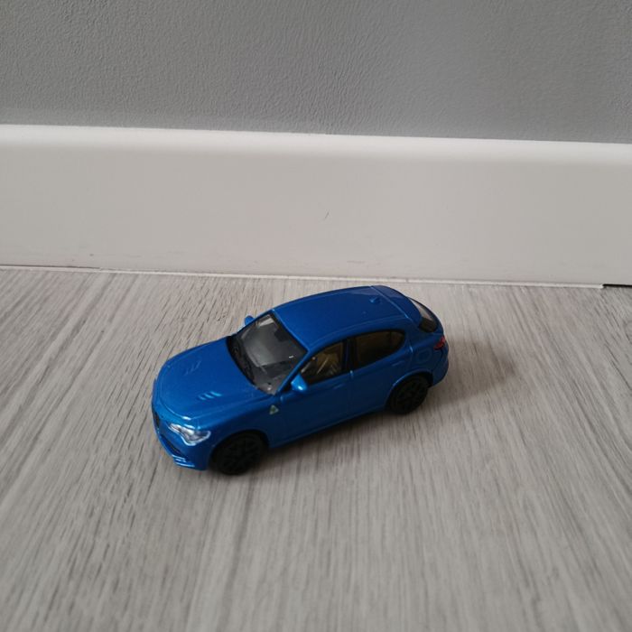 Alfa Romeo Stelvio firmy Bburago w skali 1:24