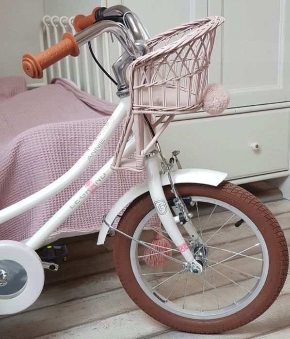 Koszyk wiklinowy rowerowy dla lalek brudny róż pompon