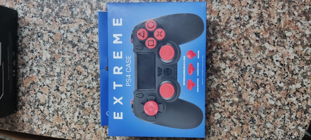 Case e grips para comando de PS4 (nunca usado)