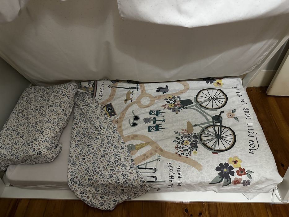 Cama tipi 140x70 com colchão, proteção e roupa de cama incluidos.