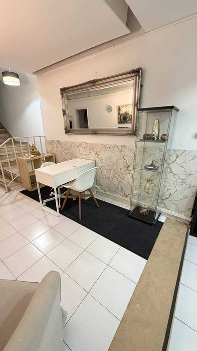 Mesa de manicure em Centro de Estética | Junto El Corte Inglés |250€/mês