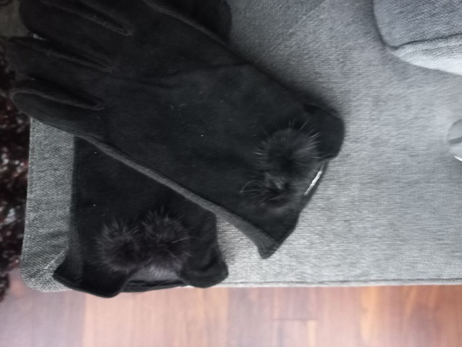 Czarny  beret z rękawiczkami.