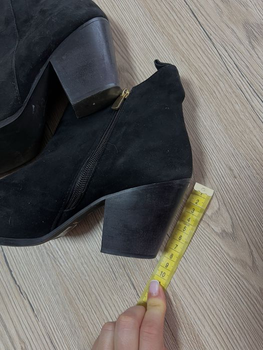 Взуття . Чобітки, замшеві, «козаки»