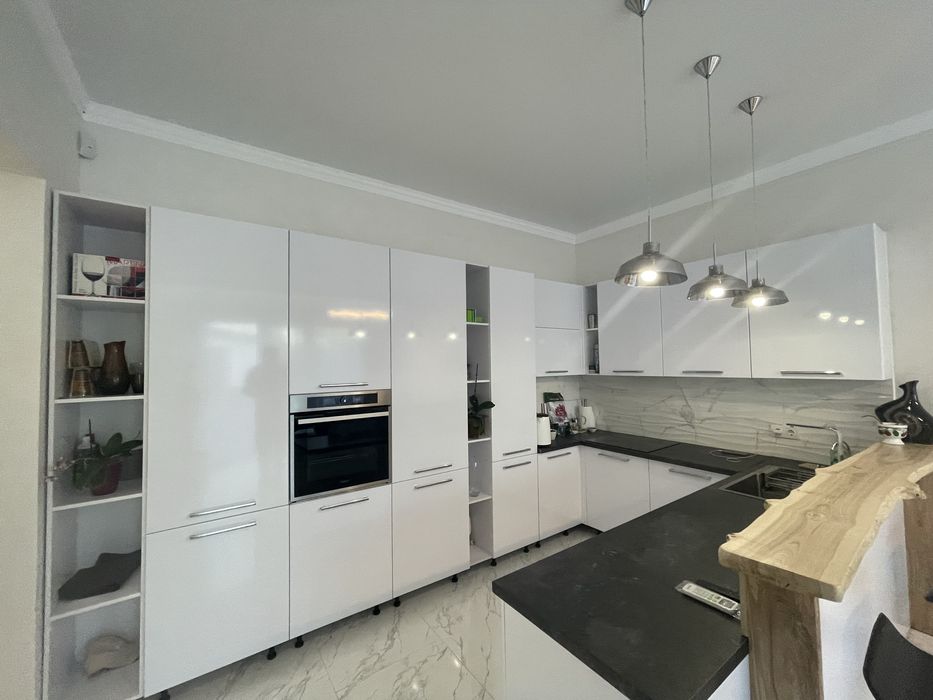 Гарний, Сучасний, добротний  будинок з басейном