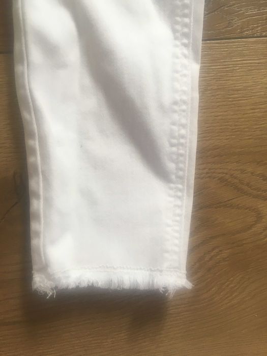Białe dżinsy stretch rozmiar M