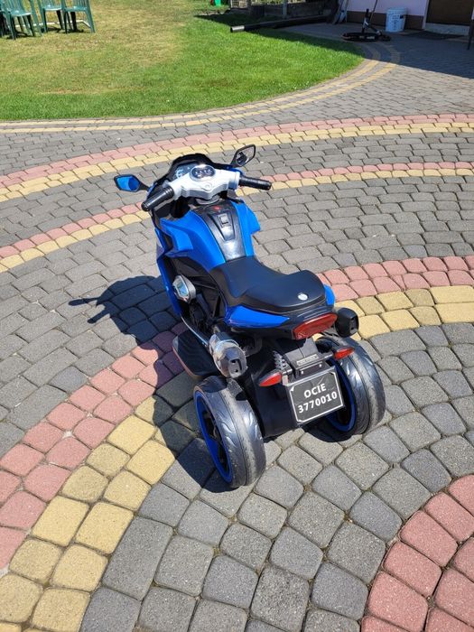 Motorek na akumulator niebieski