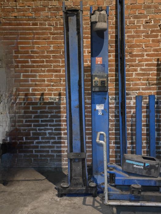 Podnosnik dwukolumnowy śrubowy