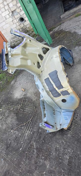 Четверть права (є також ліва), без фільонки крила, тесла модель Y