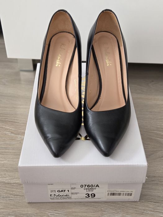Czarne czółenka na obcasie R.Polański
rozmiar 39