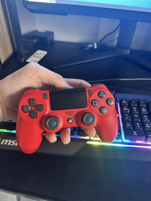 2 джойстика с зарядной станцией Dualshock 4