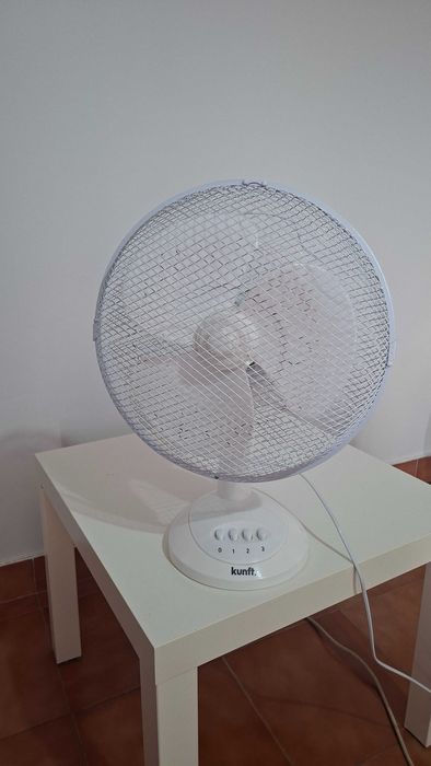 Ventoinha de mesa usada da marca Kunft de 30 cm