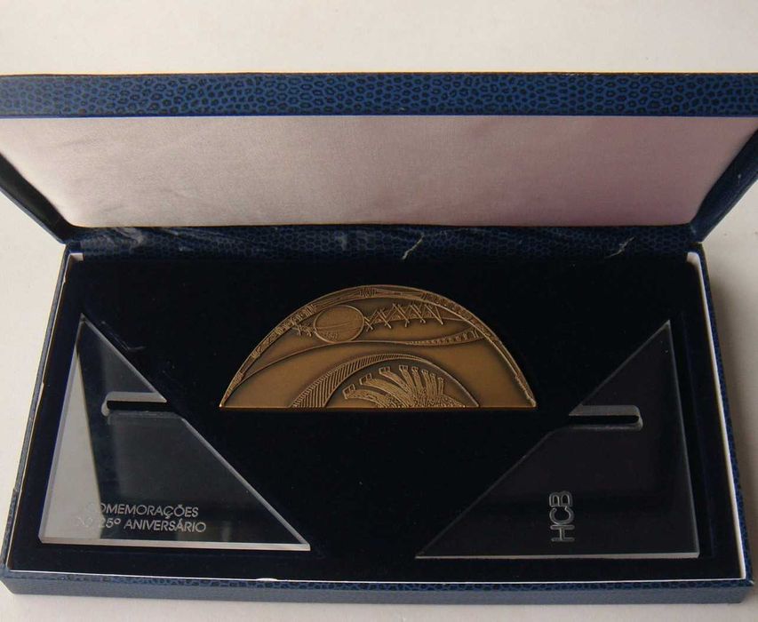 Medalha Escultura de Bronze e Acrílico da Barragem de Cahora Bassa