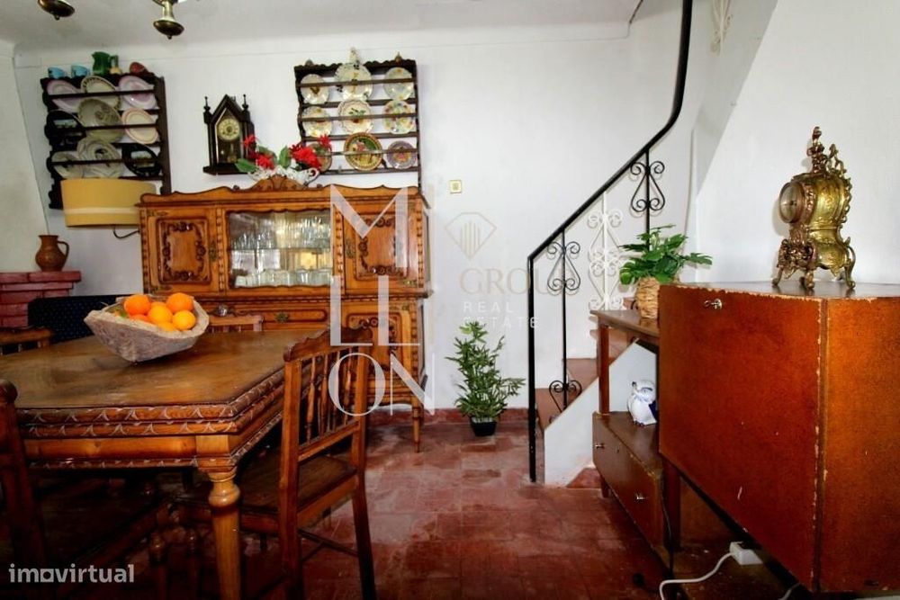 Moradia de Gaveto com Herança Medieval no Centro Histórico de Castelo