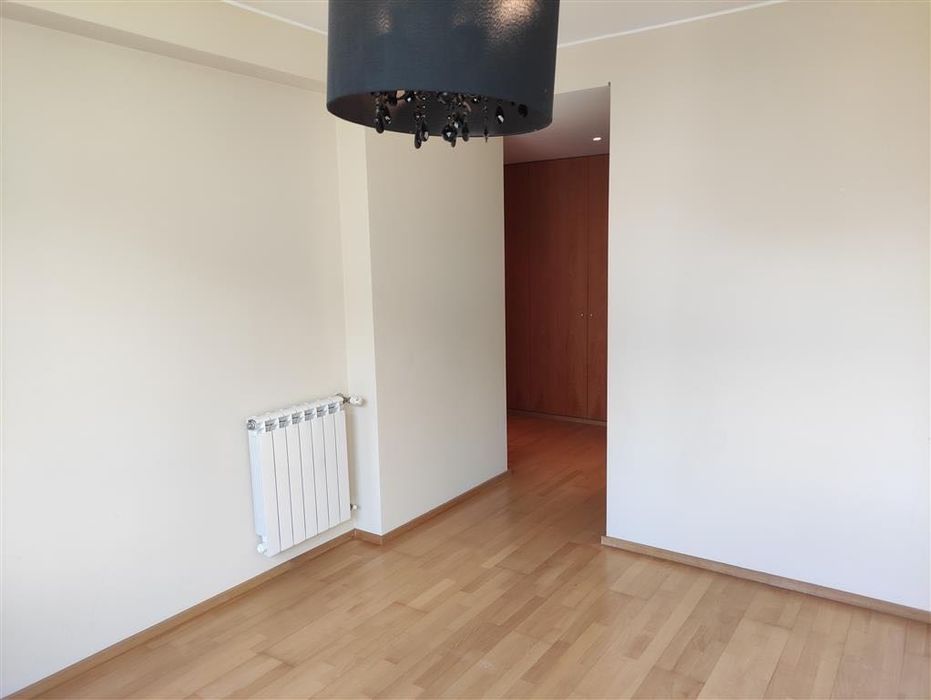 Candeeiro preto com espécie de efeito candelabro no centro