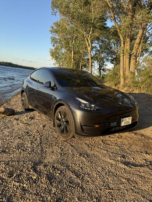 Tesla Model Y  2024